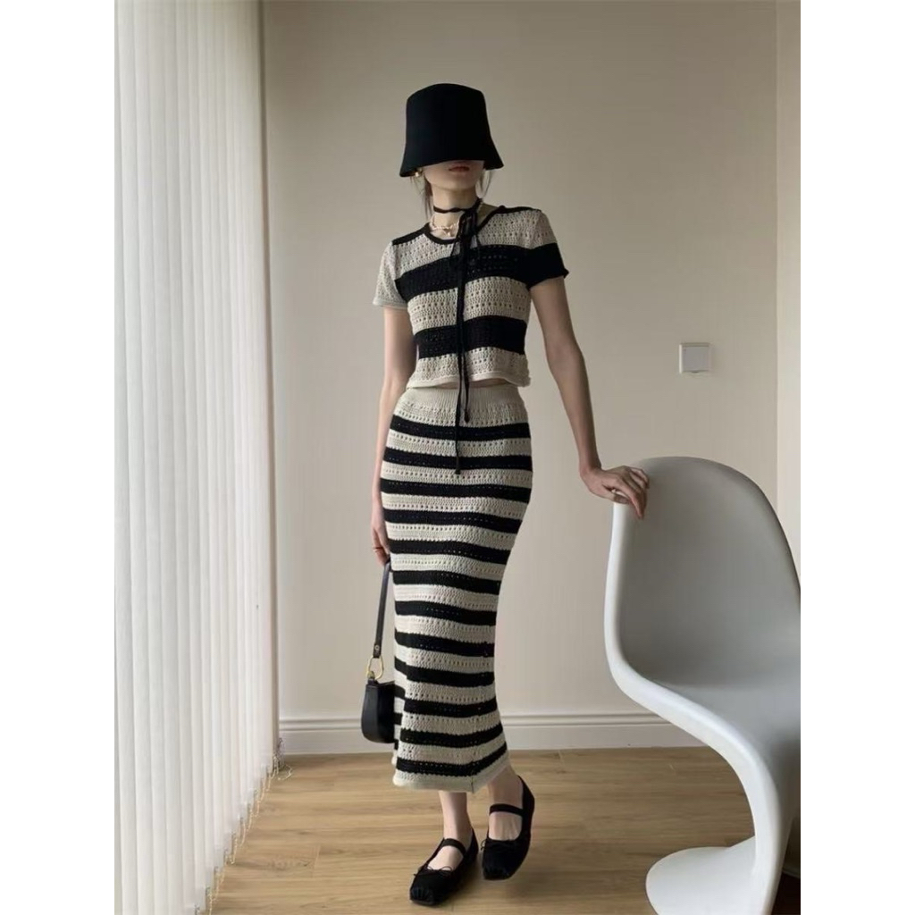 FK : เซ็ต 3 ชิ้น เสื้อแขนสั้น คอกลม กับ กระโปรง ยาว เข้ารูป ลายทาง เชือกแต่งคอ สไตล์เกาหลี แมทกับ ส้