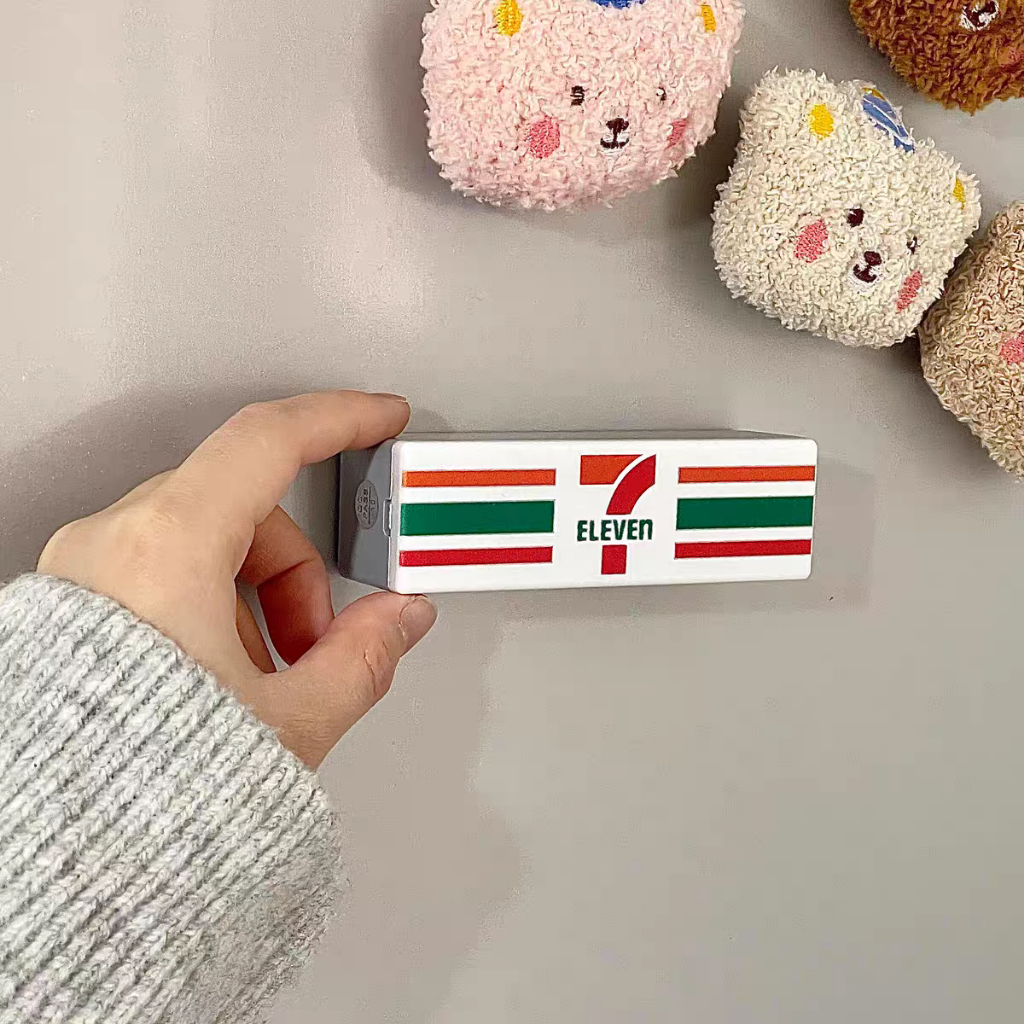 ป้ายไฟ LED 7-11 แบบแม่เหล็ก ติดตู้เย็นได้ ชาร์จไฟได้ ตู้เย็นมินิ สติ๊กเกอร์ตู้เย็น ของตกแต่งน่ารัก ส
