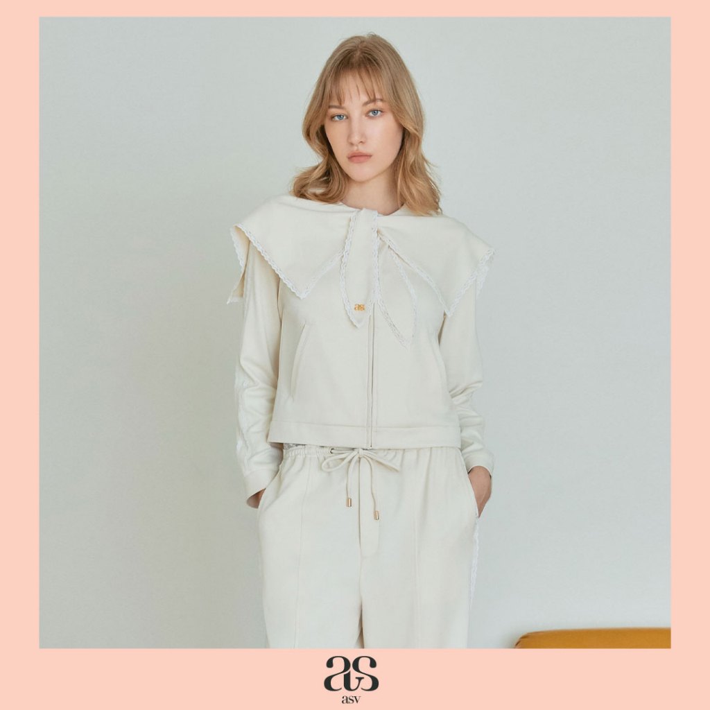 [asv pf25] Cady Sweatshirt เสื้อสเวตเชิ้ตผู้หญิง ผ้ายืด แขนยาว ดีเทลคอปกกะลาสีผูกด้านหน้า แต่งลูกไม้ กระเป๋าหน้า ซิปหน้า