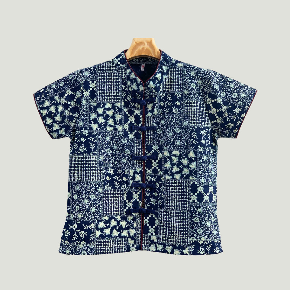 เสื้อคอจีนกุ้นแขนสั้นผู้หญิงม่อฮ่อม กระดุมจีน เนื้อผ้าฝ้ายกัดลาย ทรงสวยน่ารัก เนื้อนุ่มสวมใส่สบายได้ทุกโอกาส มีขนาดถึง44