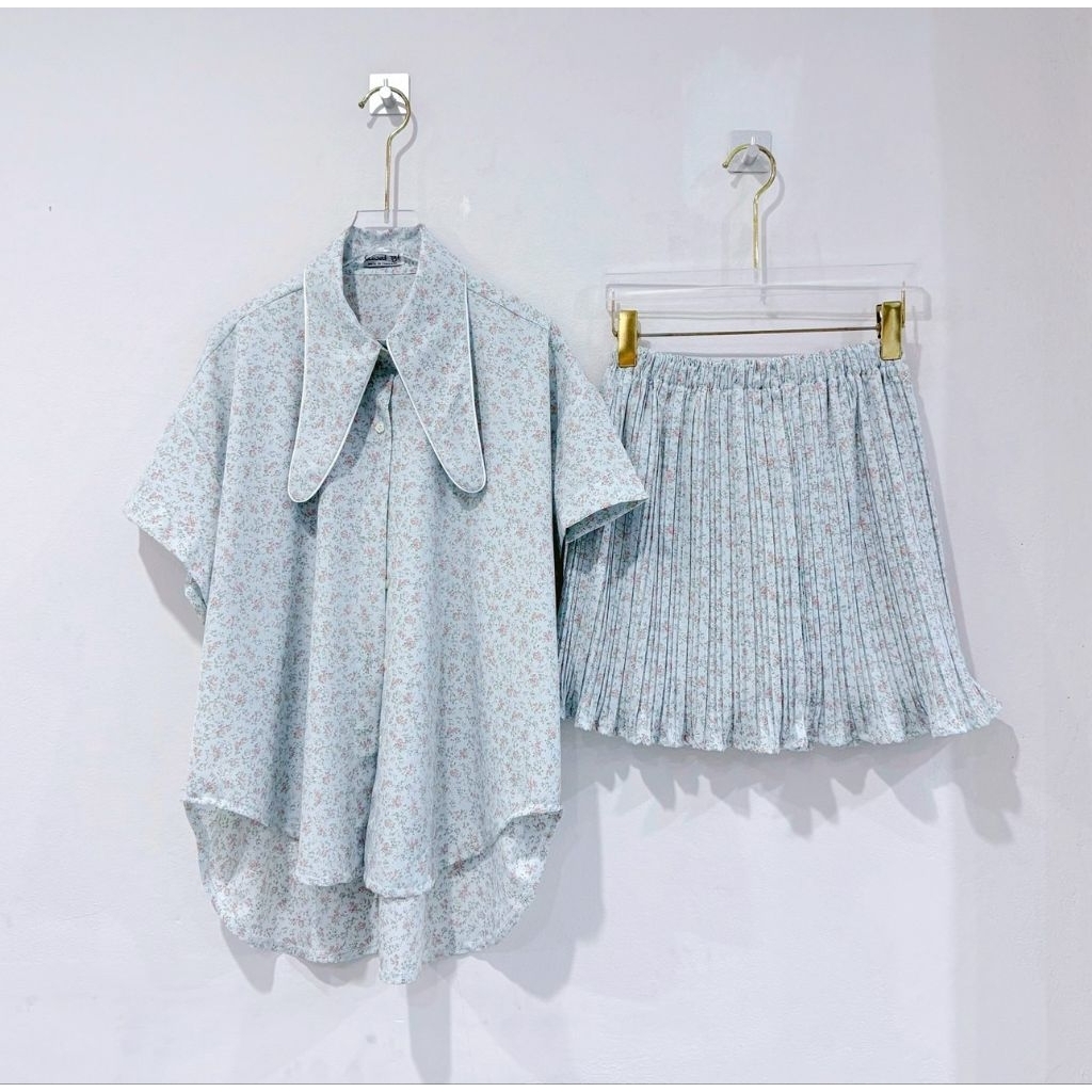 ชุดเซ็ท 2 ชิ้น เสื้อคอปก แขนสั้น ลายดอก อก 40-42 กระโปรงสั้นอัดพลึช มีซับใน