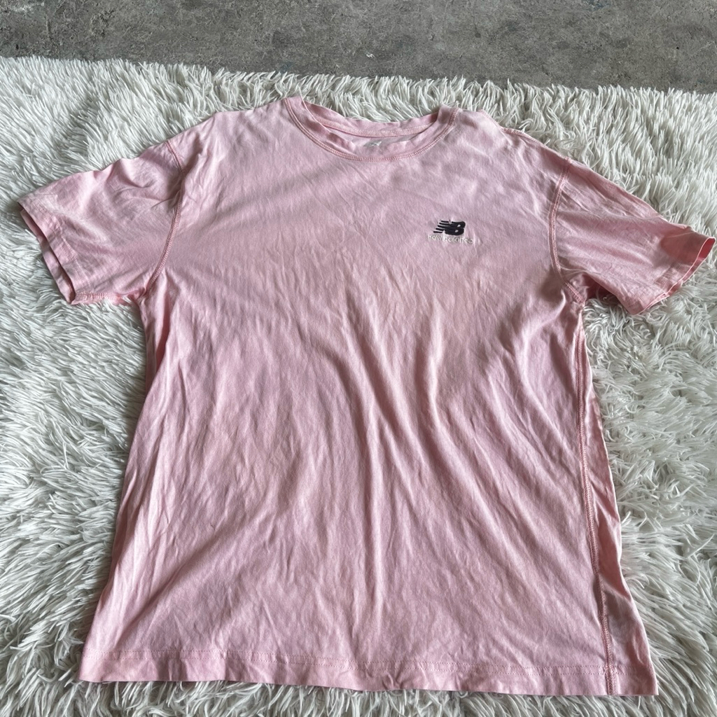 เสื้อยืดสีชมพูนม new balance ของแท้ 100%