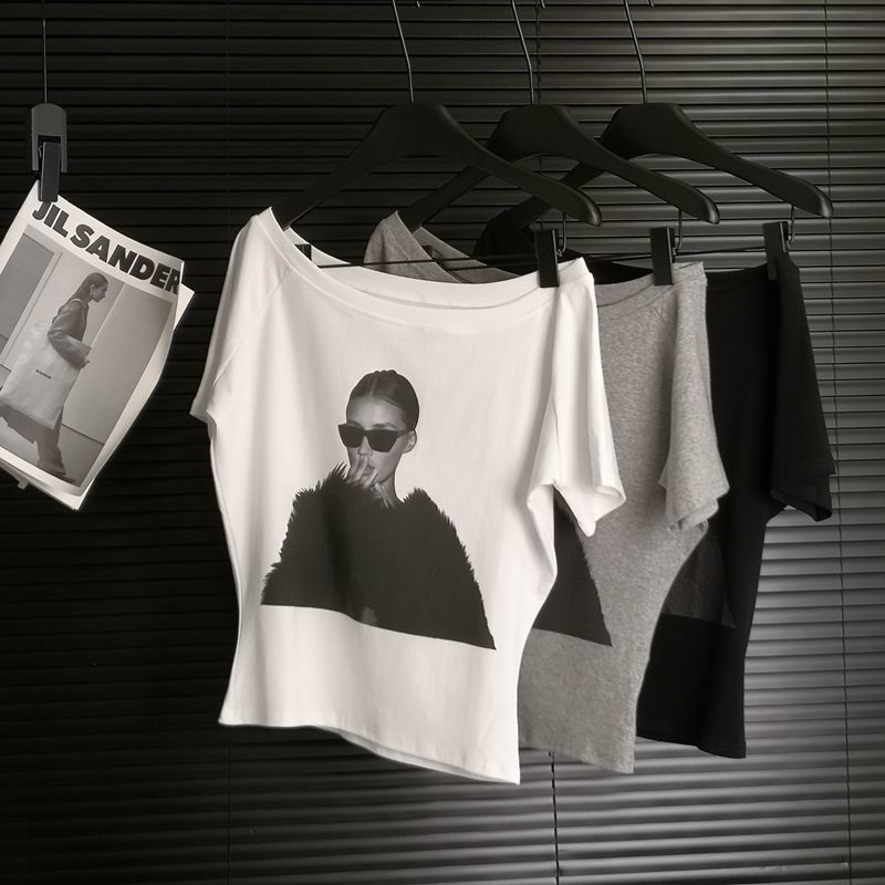 เสื้อโอเวอร์ไซส์วินเทจ แฟชั่นเกาหลี ปาดไหล่ ข้างเดียว สีเทา สกีนลาย เสื้อยืดสวยๆผู้หญิงที่กําลังฮิต สาวอวบใส่ได้ คอกว้าง