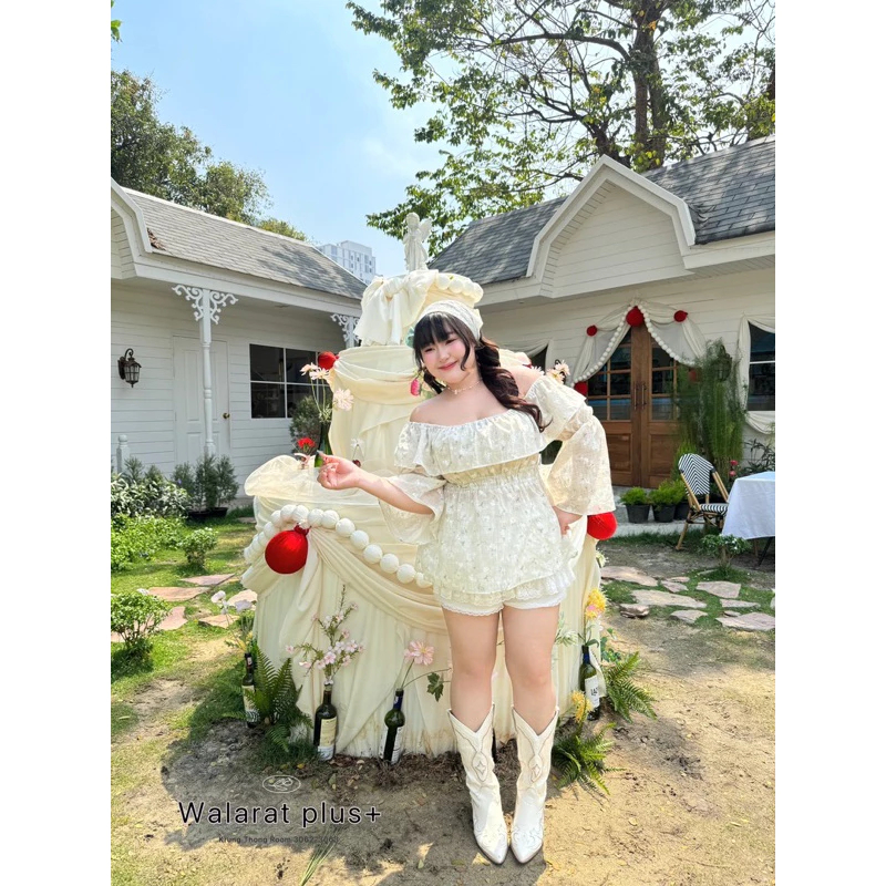 ส่งต่อ เสื้อเปิดไหล่ Walarat plus+ สีเขียวอ่อน ผ้าปักดอกไม้ แขนพริ้ว