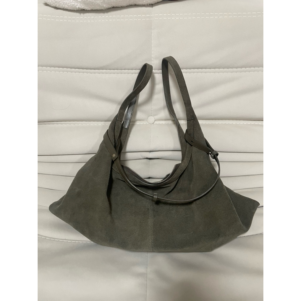 กระเป๋า muse aria สี olive (used like new)