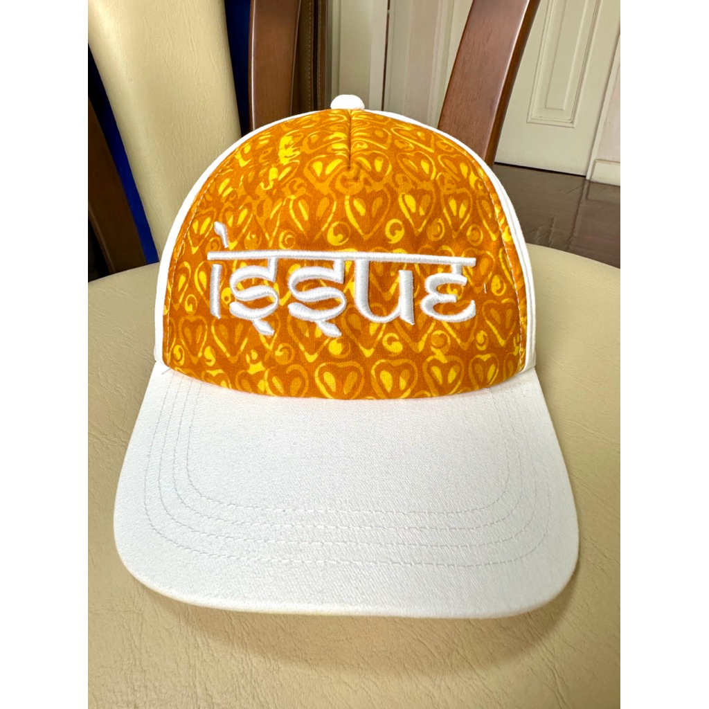 หมวก Issue สีขาว มีลายด้านหน้า