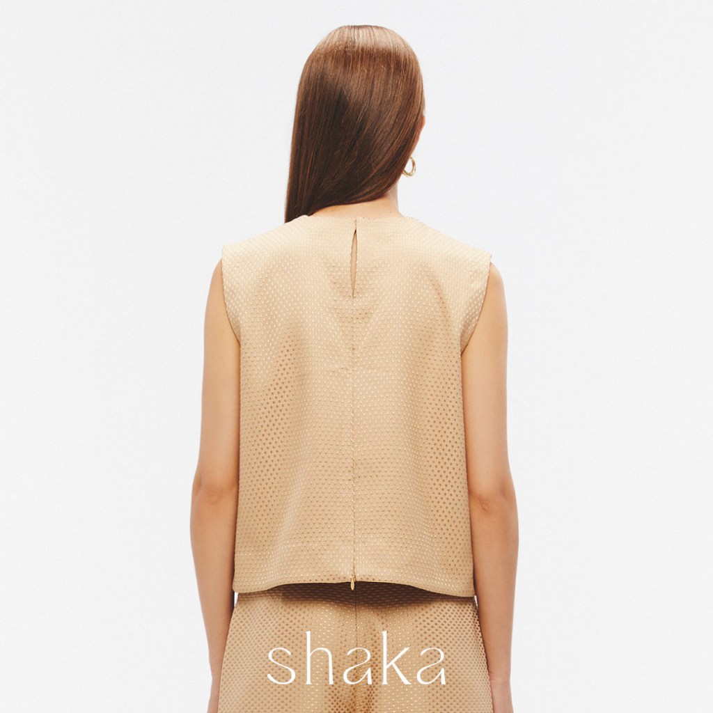 Shaka SS25 Orbit Top เสื้อเบลาส์ ผ้าทอแจ็คการ์ดแขนกุด ตัดต่อสลับหน้าผ้า (BROWN) BL-8250505 — صورة 5