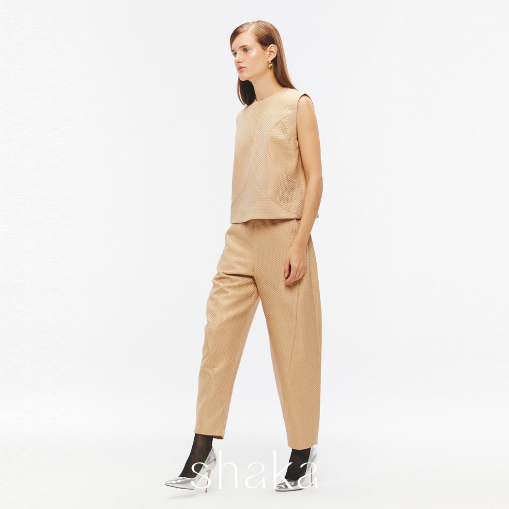 Shaka SS25 Orbit Top เสื้อเบลาส์ ผ้าทอแจ็คการ์ดแขนกุด ตัดต่อสลับหน้าผ้า (BROWN) BL-8250505 — صورة 2