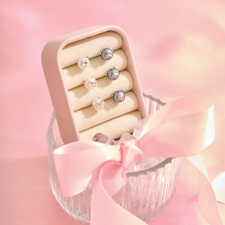 earika.earrings - White&Black pearl purr stud ต่างหูไข่มุกแมวขาว/ดำ วัสดุสแตนเลส (stainless steel) เ