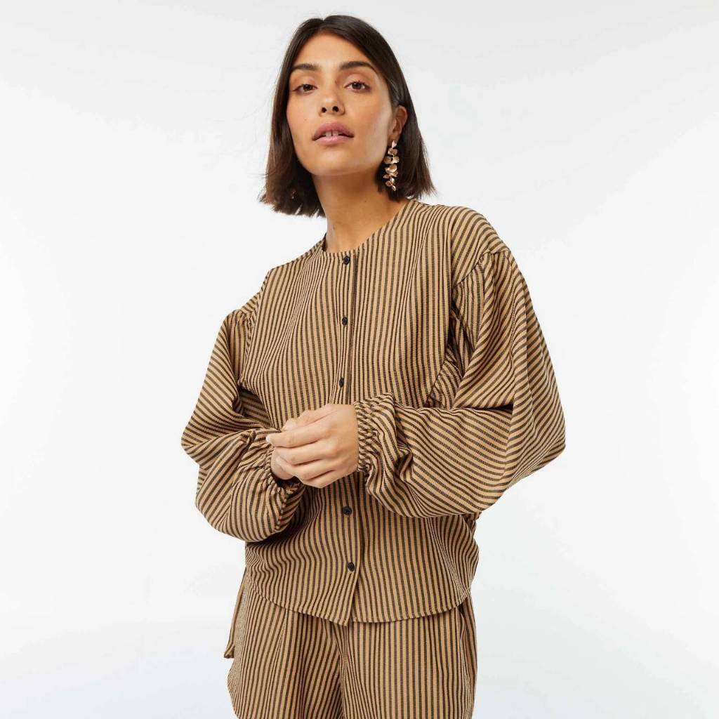 Kiabi Oversize Striped Blouse เสื้อแขนยาว กระดุมหน้า ผ้าโพลีเนื้อโปร่งไม่ร้อนค่ะ ลายทางสีน้ำตาล