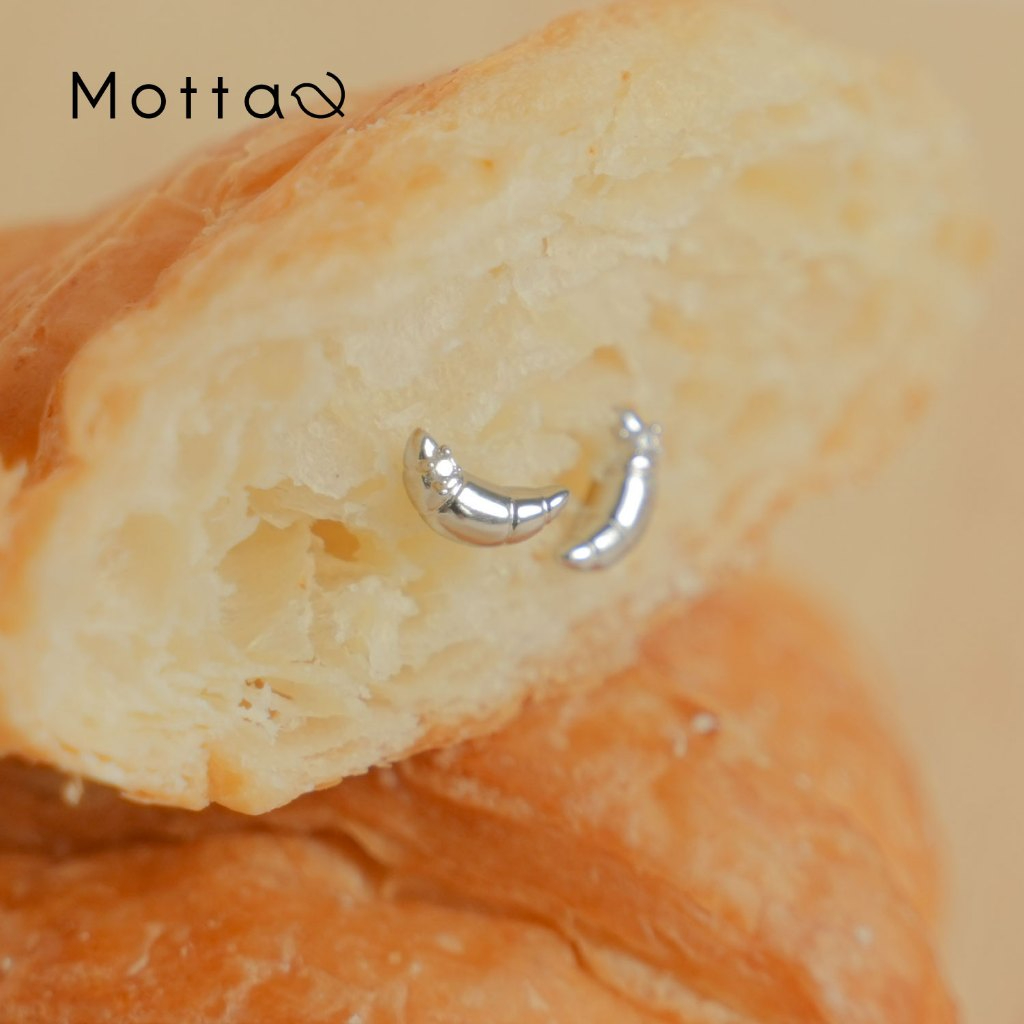 Motta Bakery Collection Earring ต่างหูติดหูครัวซองต์ชุบทองคำขาว