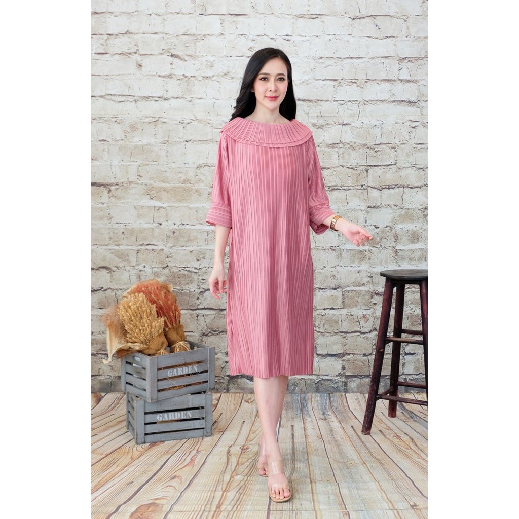 ชุดเดรสผ้าพลีทคอสองชั้นแขนพลีท