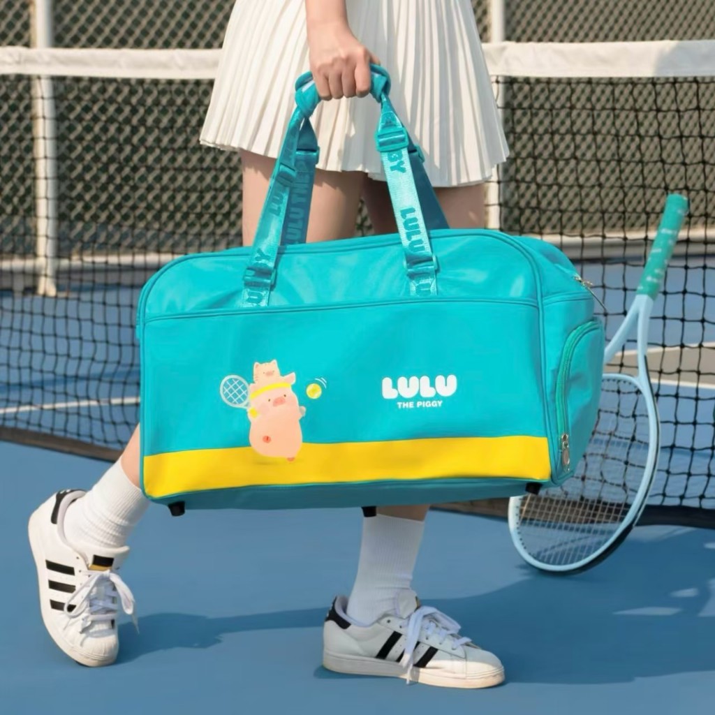 ส่งจากไทย  LuLu The Piggy Tennis Collection หมูลูลู่ กระเป๋า ลูกเทนนิส ตุ๊กตาห้อยกระเป๋า ผ้าเช็ดเหงื่อ ของขวัญ 46190 ราคา ถูกที่สุด ดีลบีเคเค แกลเลอรีภาพที่ 8