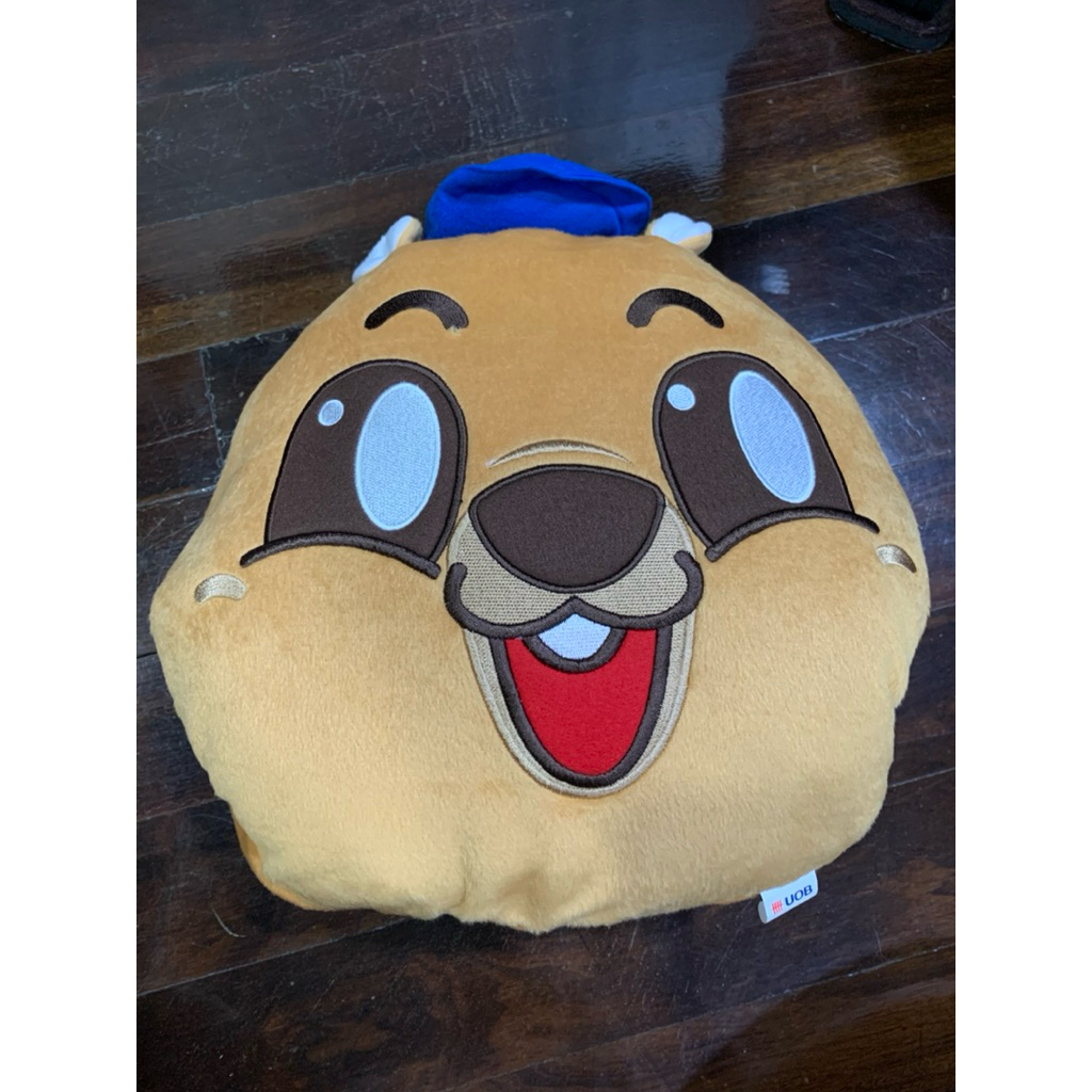 ตุ๊กตา หมอน ผ้าห่ม แบบซุกมือได้ UOB