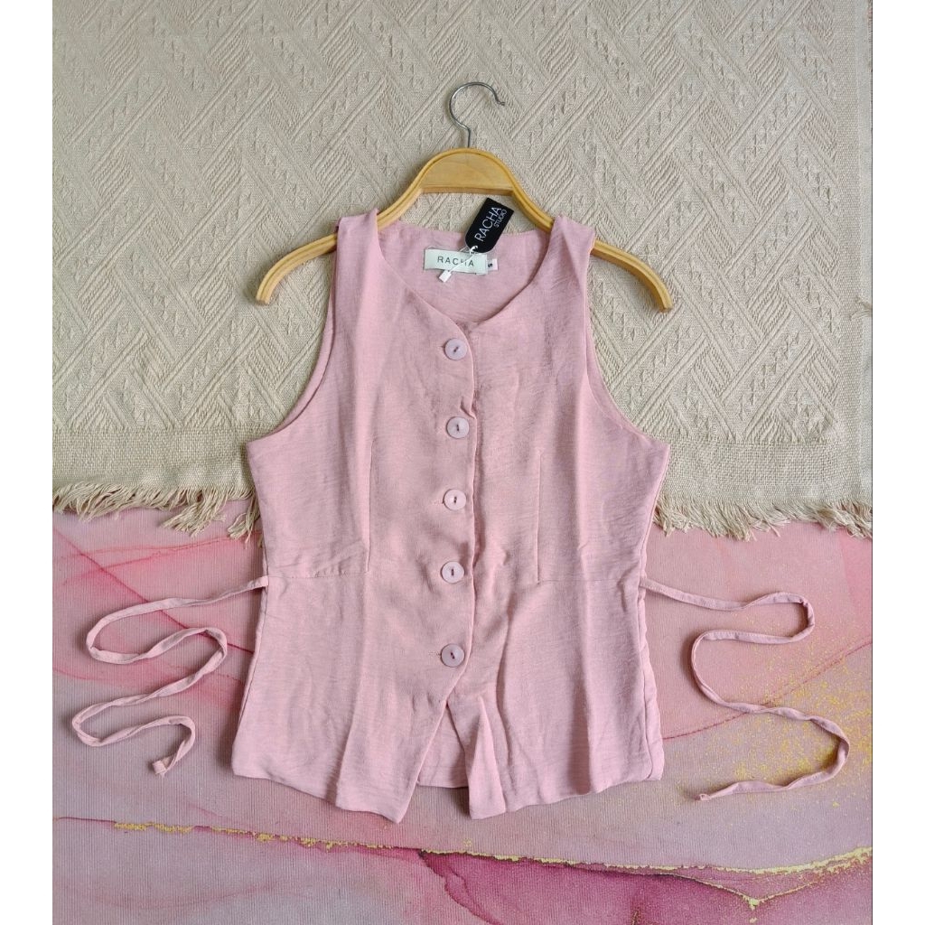 มือ 1 ป้าย RACHA STUDIO size S เสื้อแขนกุดผ้าคอตตอนสีชมพูมีสายผูกเอว งานกระดุมหน้าทรงเรียบหรูค่ะ
รอบ