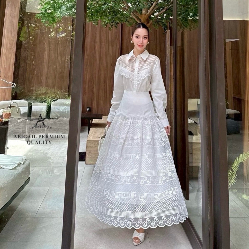 เซทเสื้อเชิ้ตคอปกแขนยาว ผ้าซาตินแต่งลูกไม้ซีทรู แมตท์กับกระโปรงผ้าลูกไม้ตัดต่อเป็นชั้นๆชายกระโปรงลาย