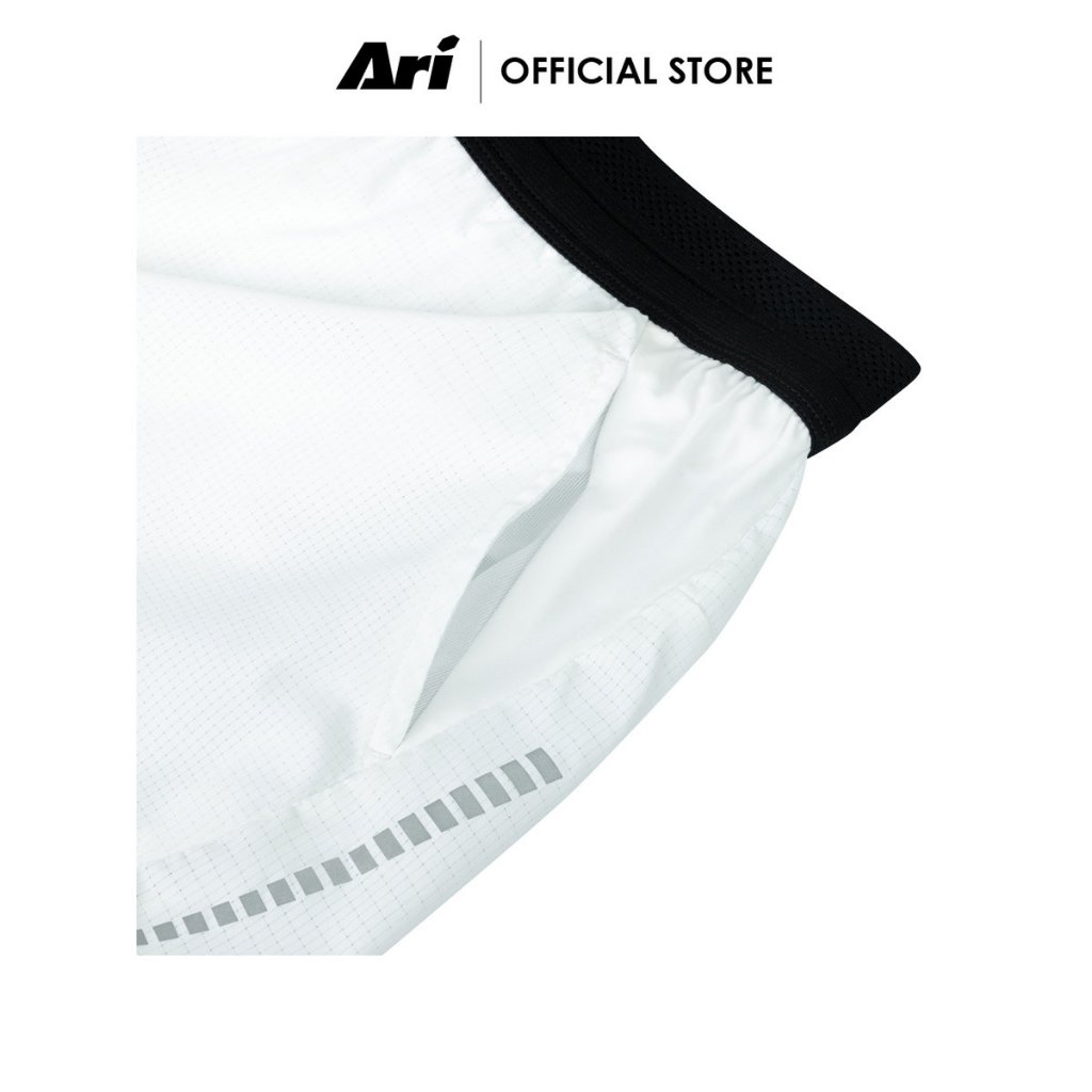 ARI MEN BREATHE 2IN1 V3 RUNNING SHORTS 3 INCHES - WHITE (AAP2907-02) กางเกงวิ่งผู้ชาย 3นิ้ว อาริ BREATHE 2IN1 สีขาว - รูปที่ 4