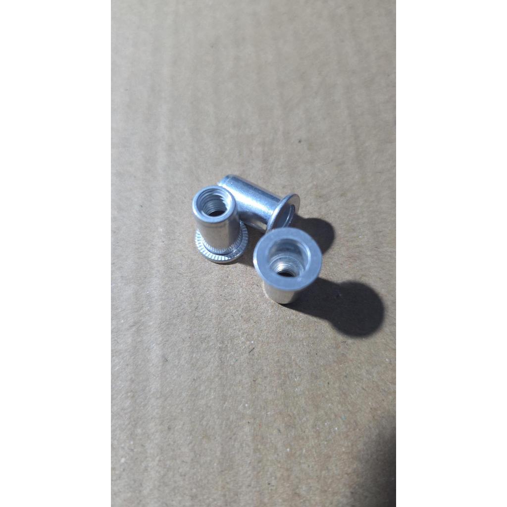 BEM-6 รีเวทนัทเหล็กชุบขาว ชุบรุ้ง ชนิดหัวแบน คอลาย M6x1.0 สินค้าคงเหลือ/ชิ้น = 48 (PK-D093)