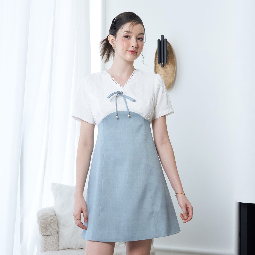 (ส่งต่อ) 「 Wirah_Brand 」Ella Dress :ชุดเดรสเสื้อผ้าลูกไม้ เสื้อคอวีแต่งลูกไม้ ด้านหน้าแต่งโบว์ผูก