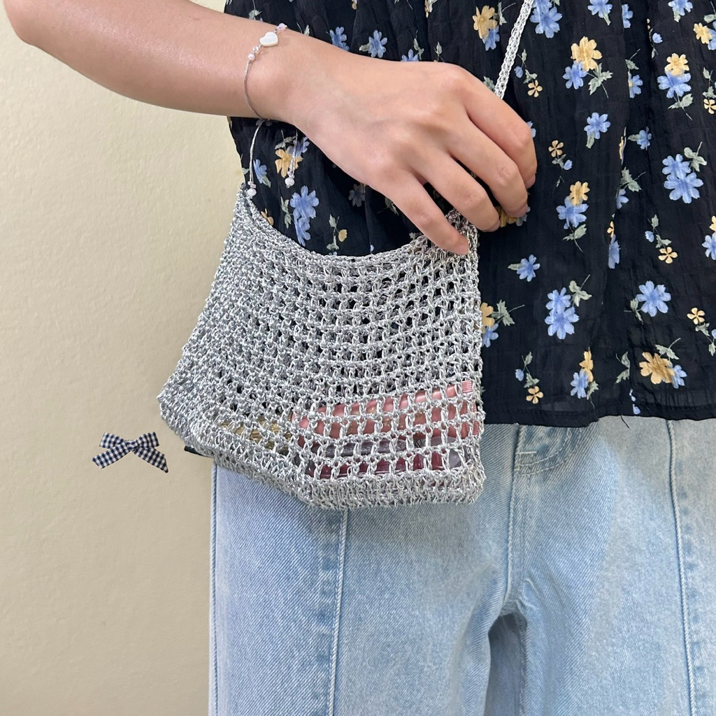 handmade silver shoulder bag ✨ กระเป๋าถักสำหรับสะพายสีเงิน 🤍