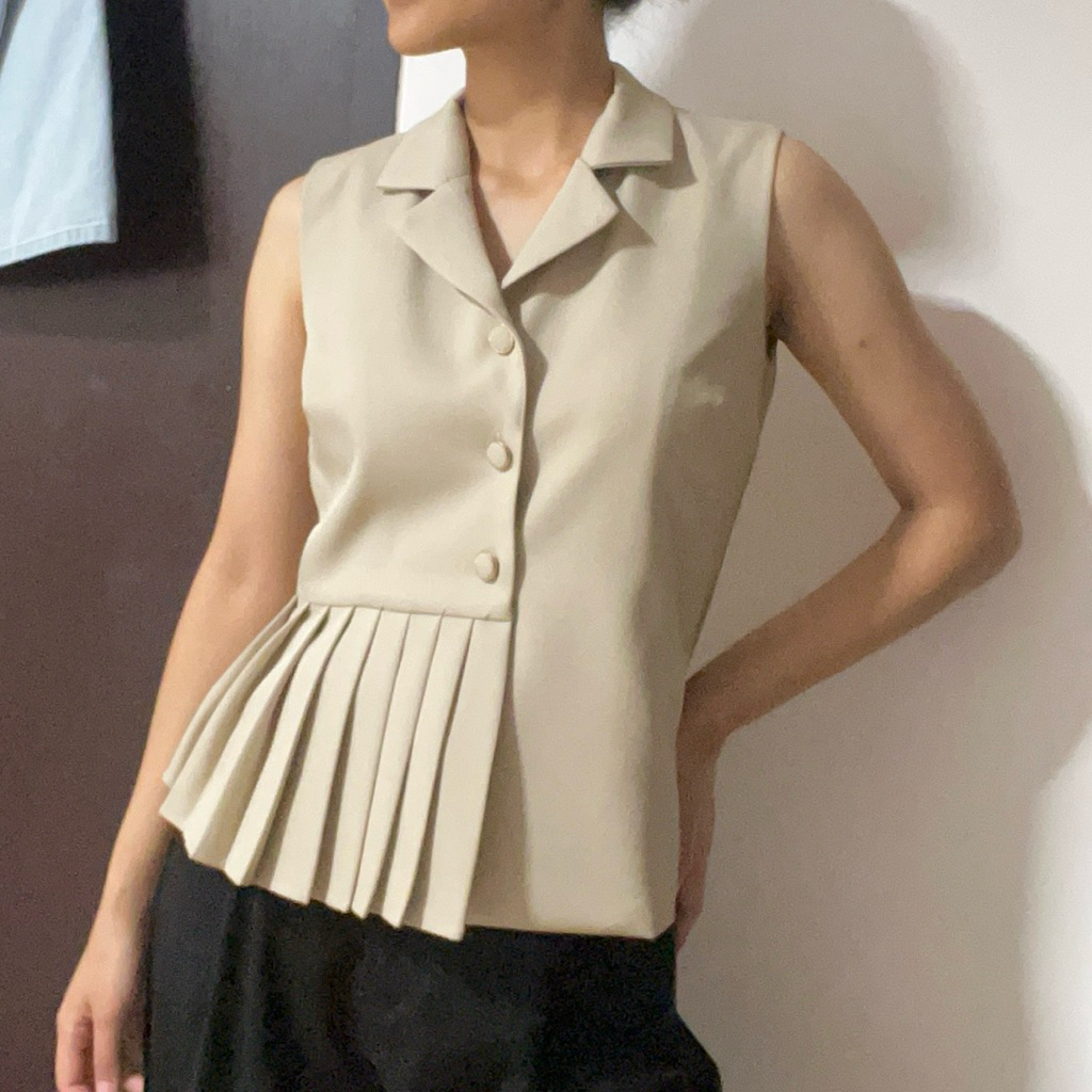 ส่งต่อ ❤️ Hana milin เสื้อสีครีมกากี อกหน้าผ้า 34 ยาว 22