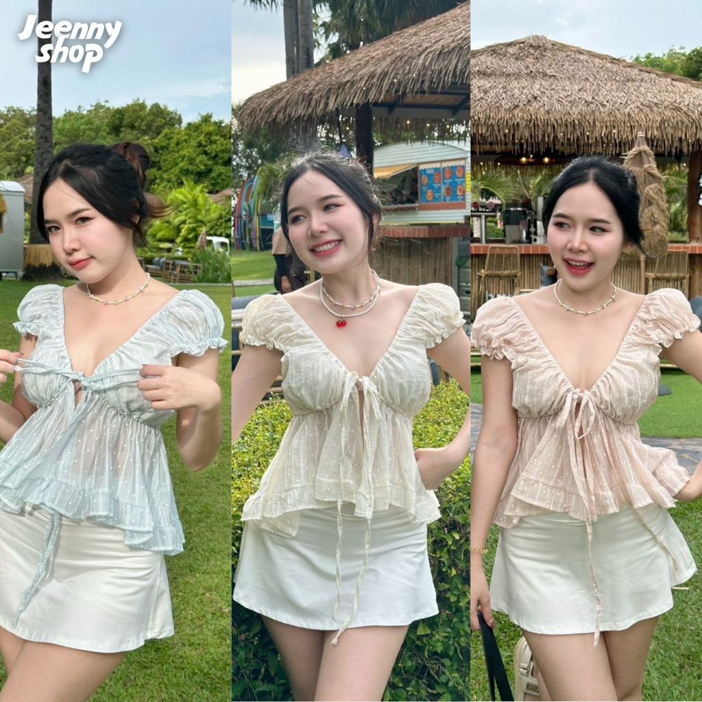 เสื้อคอวี แขนตุ๊กตาดึงยางรอบตัว ช่วงอกมีซับใน   ประกบเสื้อผูกโบว์ด้านหน้า ทรงพลิ้ว