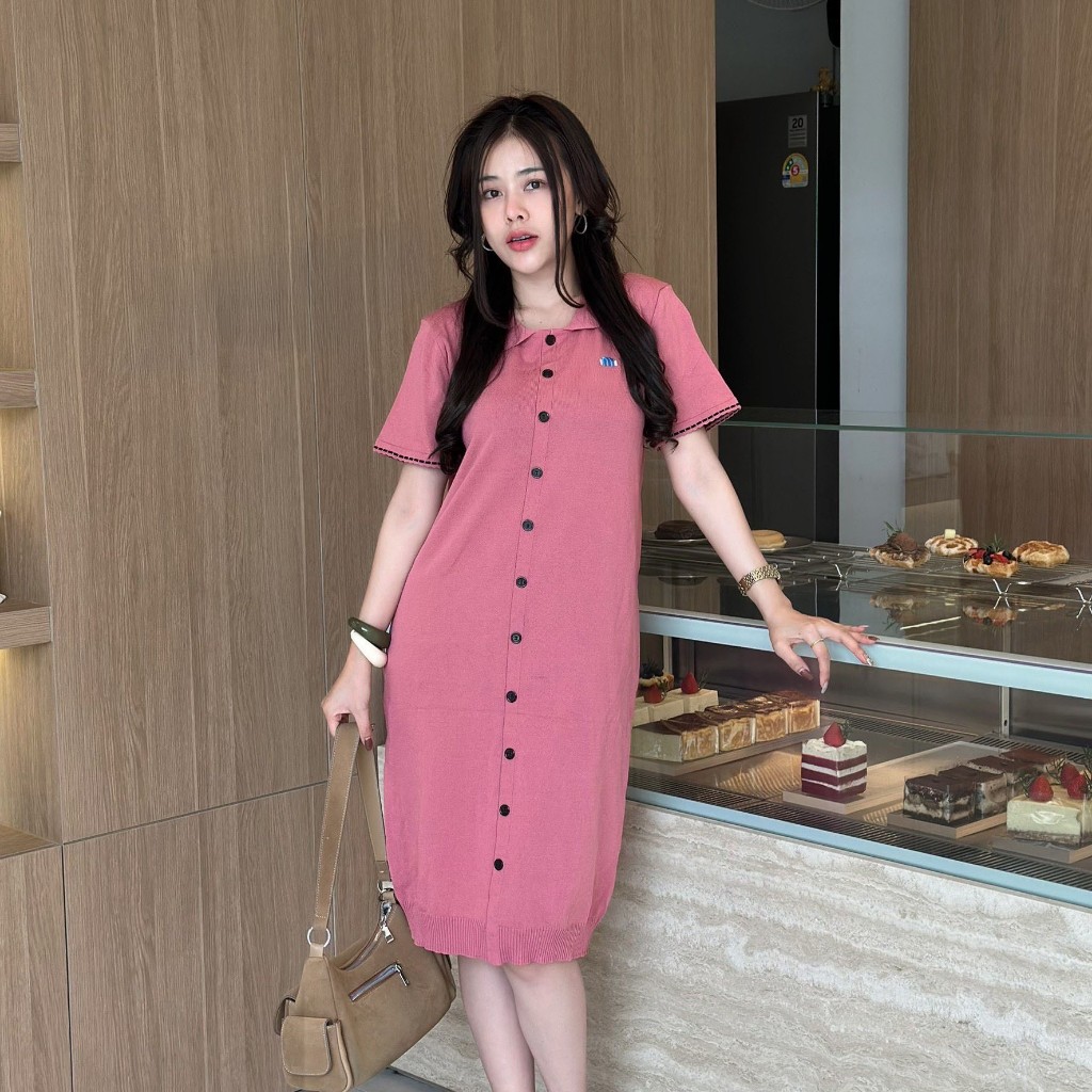 🌈SpinnyHouse🌈เดรสไหมพรม เดรสคอกลมแขนสั้น แต่งกระดุมหน้า ปักโลโก้สวยเก๋ เนื้อผ้าไหมพรมนุ่มยืด สาวอวบใส่ได้ รุ่น เปิดตัว - รูปที่ 7