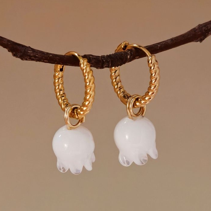 Vachana - White Glass Lily Huggie Hoop Earrings (ต่างหูห่วงดอกลิลลี่ขาวมินิมอล)
