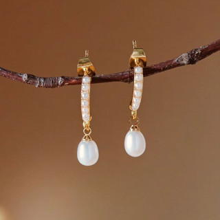 Vachana - Elegant Pearl Dangle Earrings (ต่างหูไข่มุก)