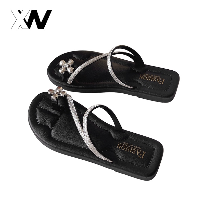 XWbrand  ไฮไลต์หน้าร้อน! รองเท้าแตะแฟชั่นสตรีประดับเพชร เกสรัดนิ้วเรียบหรู ดีไซน์ฝรั่งเศสอัปเดต