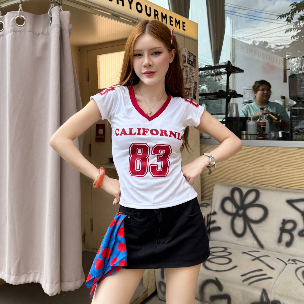 🌈MesubShop🌈เสื้อยืดคอวี ทรงเข้ารูป เสื้อคอวี แต่งขอบทูโทน สกรีนลายฟิวสปอร์ต พร้อมส่งทุกสี ผ้าร่องยืด รุ่น คอวีทูโทน CALI