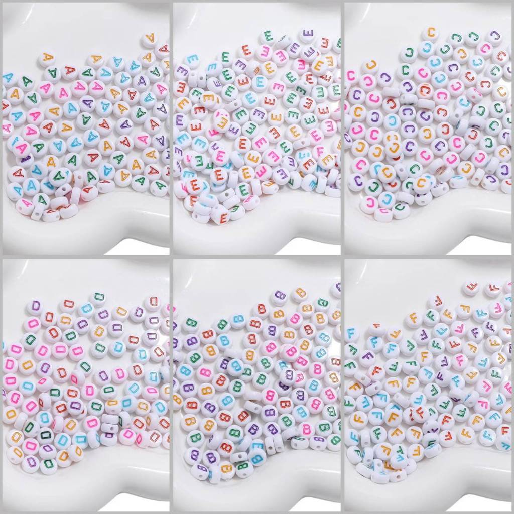 No.5 ลูกปัดตัวอักษร เลือกอักษรได้ พื้นสีขาวอักษรสี แบบกลมแบน ทรงเม็ดยา ลูกปัดตัวอักษรภาษาอังกฤษ A-Z ลูกปัดทำพวงกุญแจ