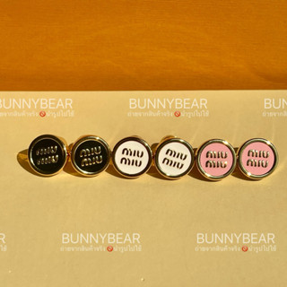 ต่างหู M.I.U. รุ่น ENAMELED METAL ด้านหลังปั้มชื่อแบรนด์