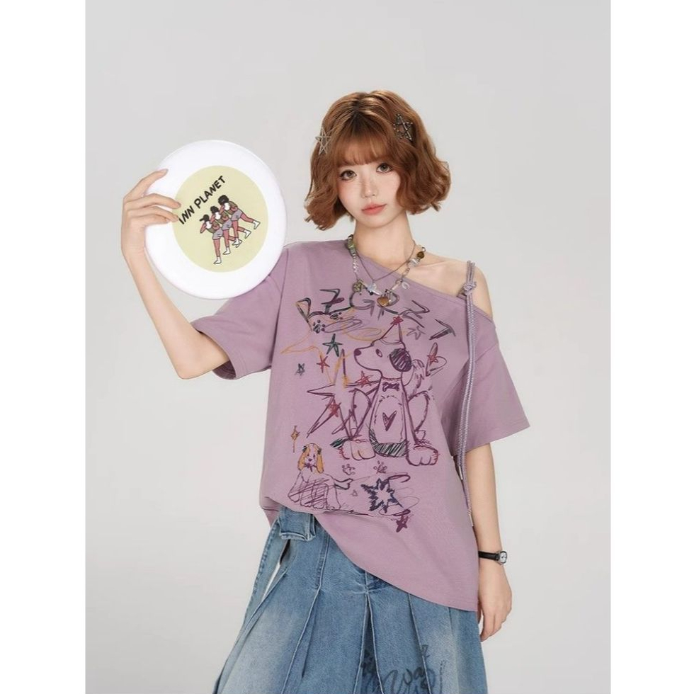 เสื้อยืดเเขนสั้น เสื้อยืดผู้หญิง เปิดไหล่ ทรงหลวม ลายกราฟฟีตี สายปรับได้ #1502341