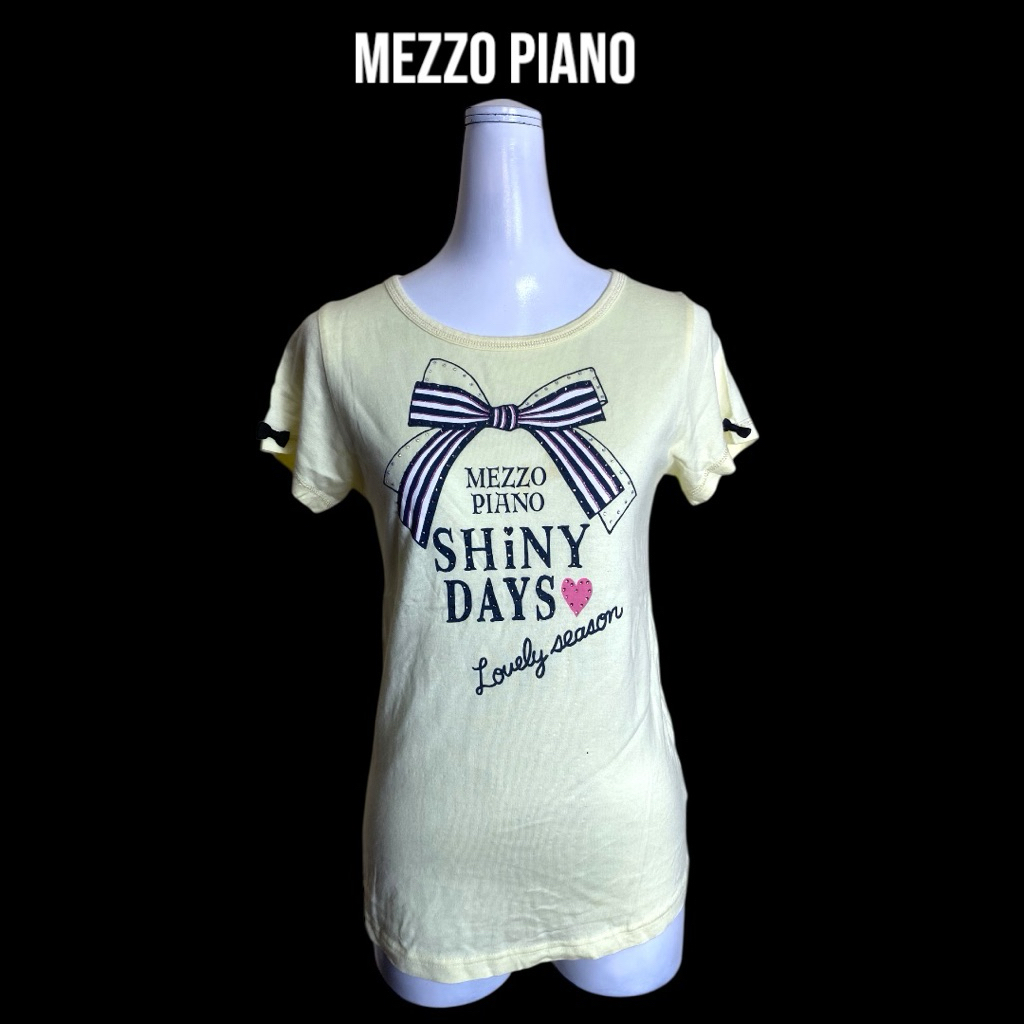 Mezzo Piano เสื้อยืดแขนสั้นลายโบว์สีเหลืองอ่อน