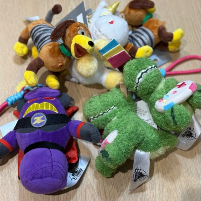พวงกุญแจตุ๊กตาทอยสตอรี่ : Toy Story ห้อยกระเป๋าได้ จาก Disney Store ของแท้ พร้อมส่ง