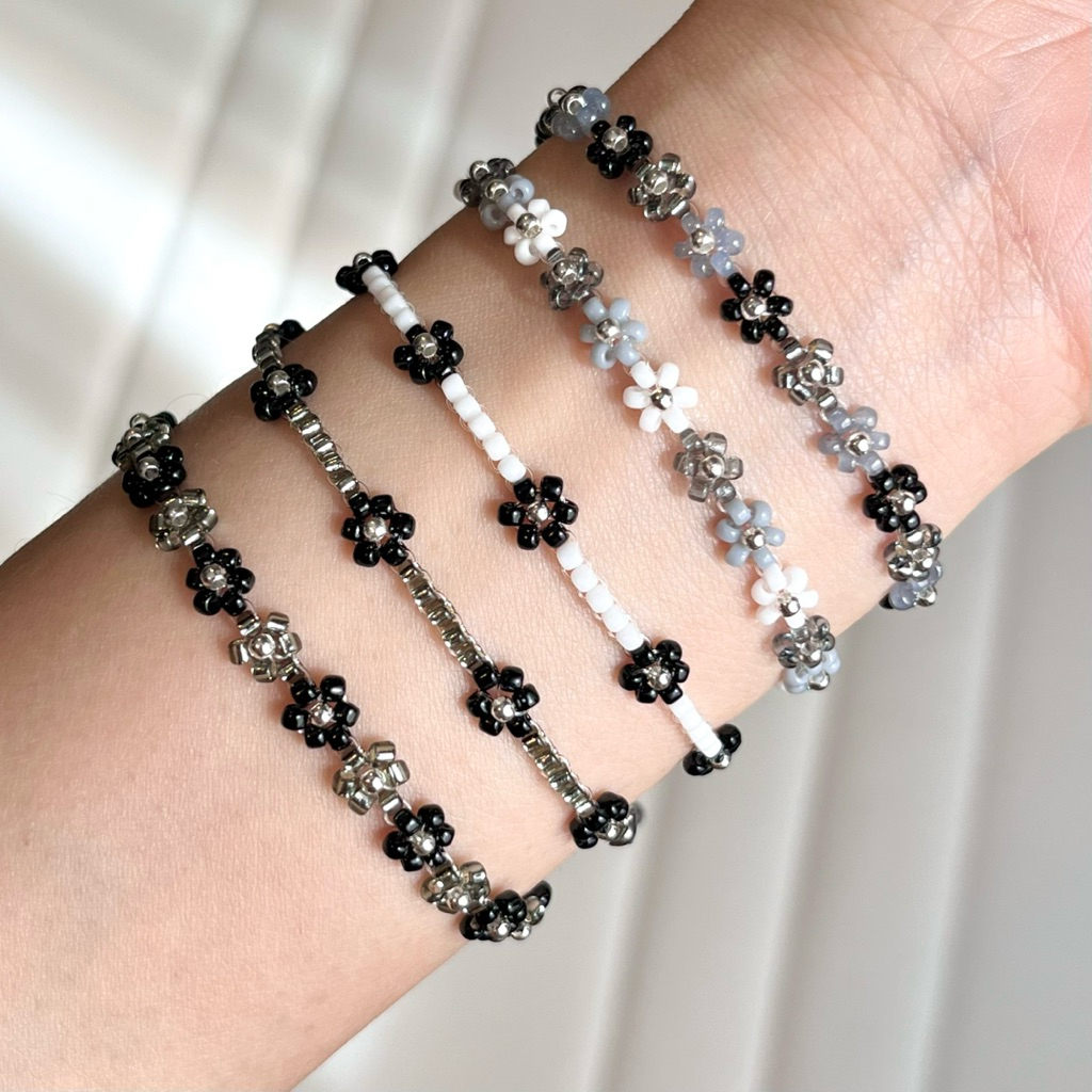 สร้อยข้อมือลูกปัดดอกไม้ ลูกปัดญี่ปุ่น โทนสีขาวเทาดำ🖤🩶🤍