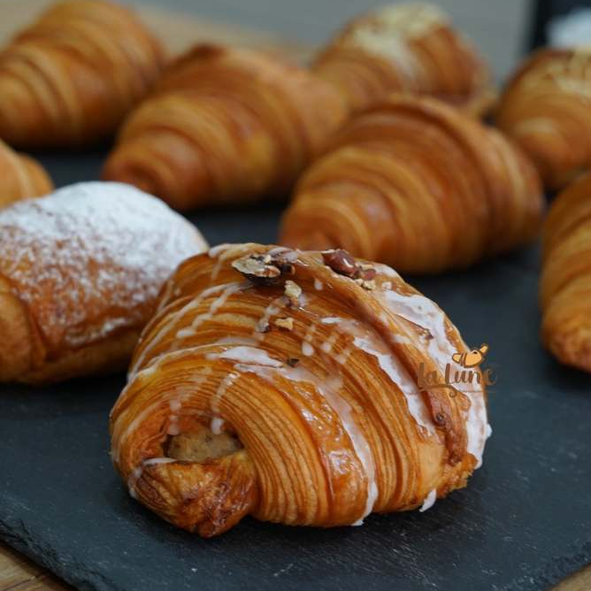 ครัวซองต์พีแคน (Pecan Croissant) วัตถุดิบนำเข้าจากฝรั่งเศส อบสดใหม่ทุกออเดอร์