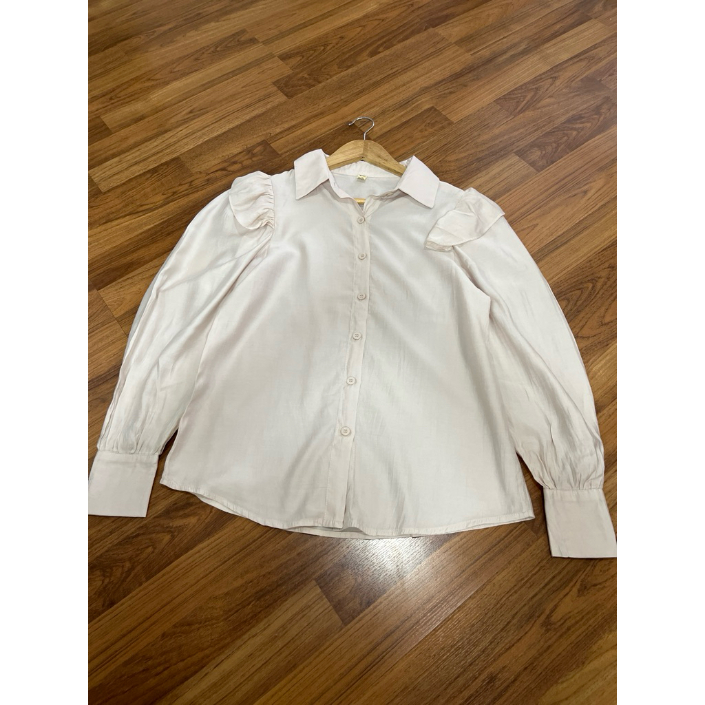 เสื้อแขนยาว คอปก แต่งระบายที่ไหล่ สีครีม อกหน้าผ้า36“ ยาว24” (K19)