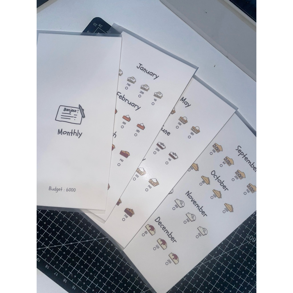 Monthly cake แผ่นออมเงินรายเดือน ยอด 6000 (ไม่รวมปกอะคลิลิค)