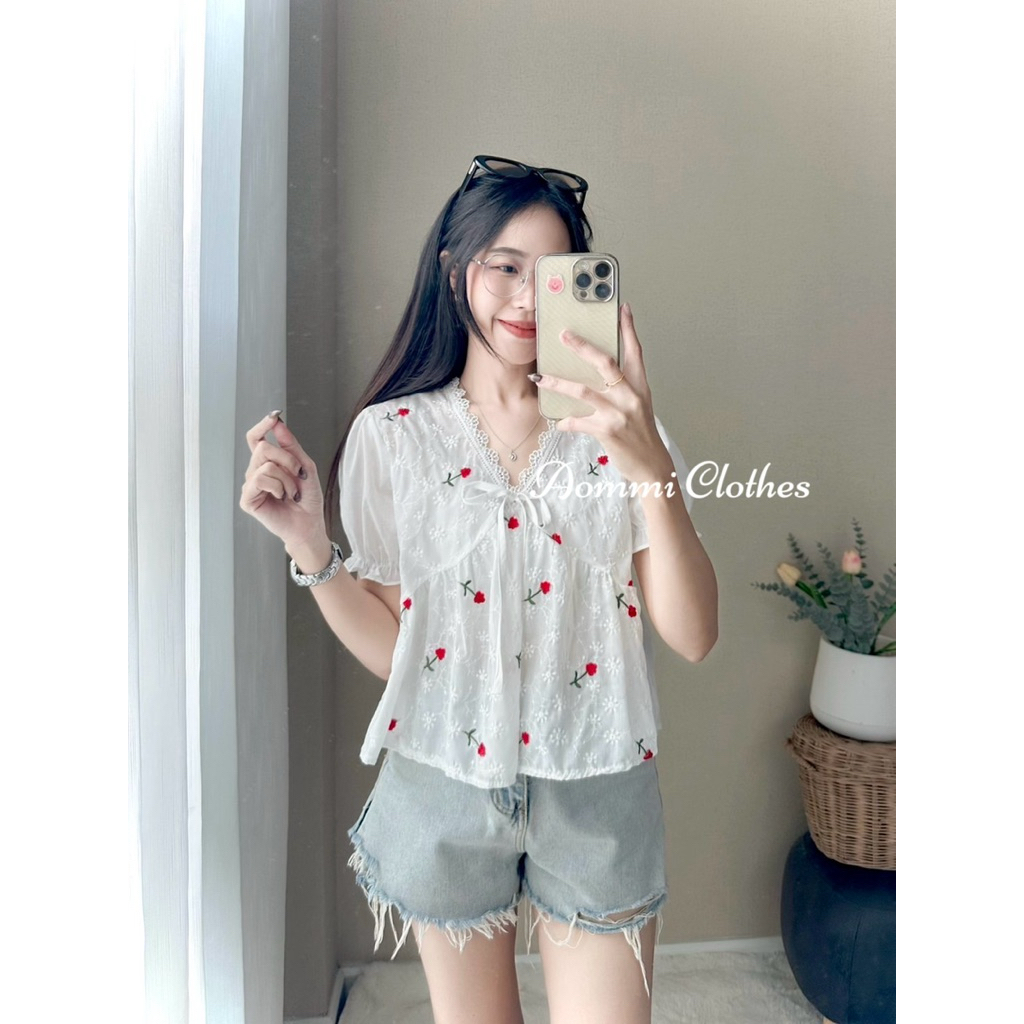⟢ ☁️🍒 เสื้อคอวีผ้าฉลุ ปักลายดอกไม้เล็กๆ