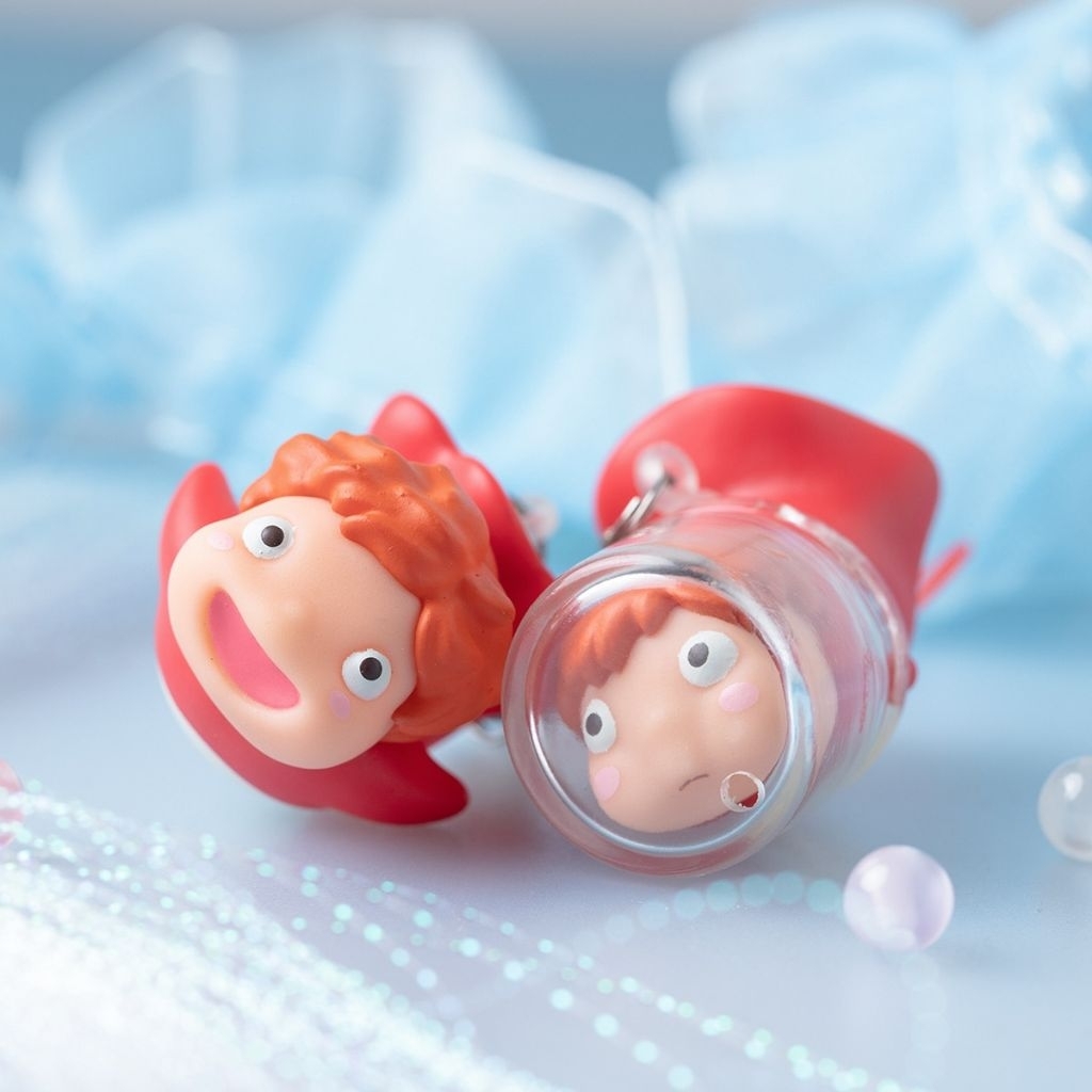 🌊 ของแท้ พร้อมส่ง 🌊 พวงกุญแจโปเนียว รุ่นซอฟไวนิล : Ponyo By The Cliff by the sea Keychain
