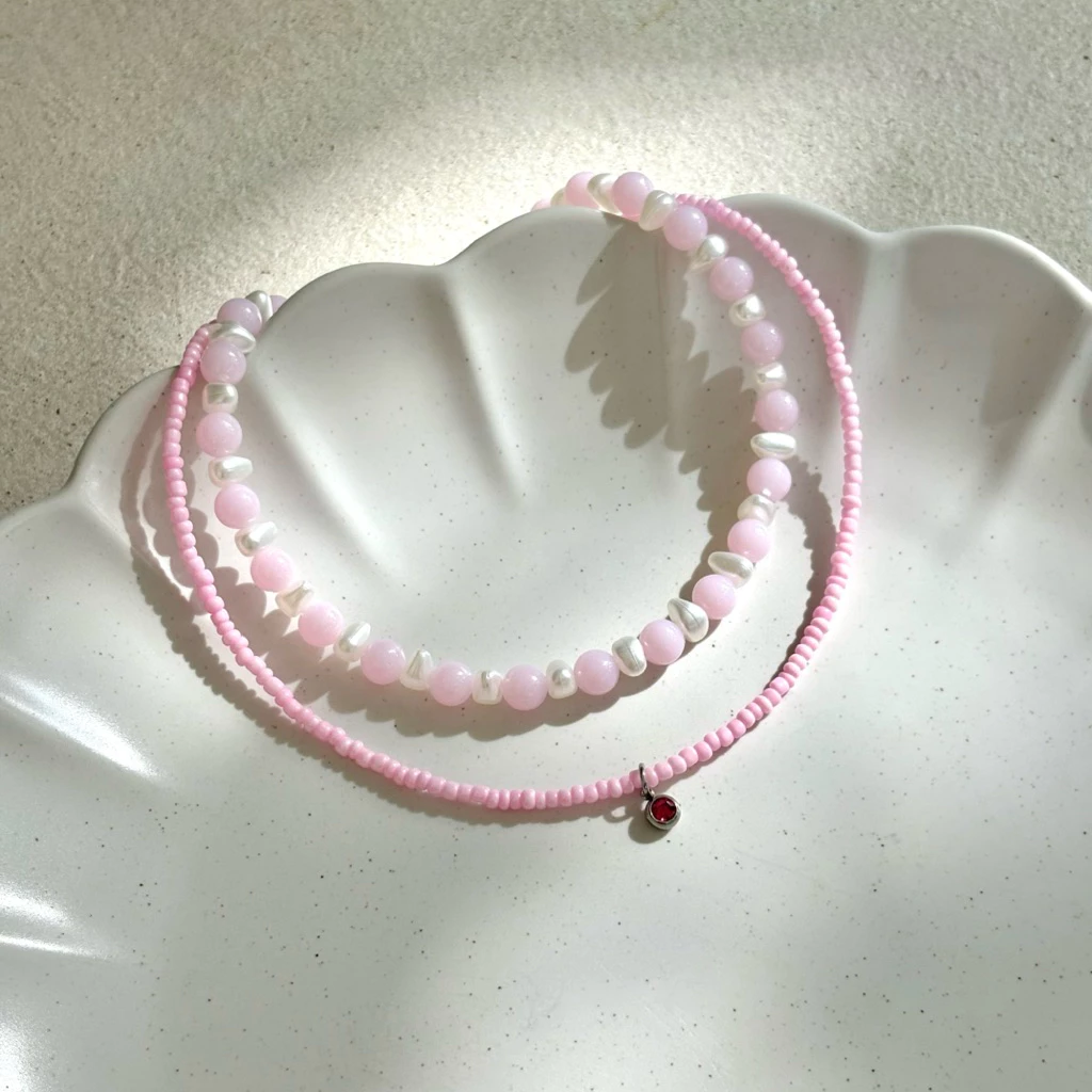 Piing me Necklace | สร้อยคอลูกปัดเม็ดเล็กสีชมพูพร้อมจี้เพทายและลูกปัดกลม (8 mm) สลับลูกปัดไข่มุก