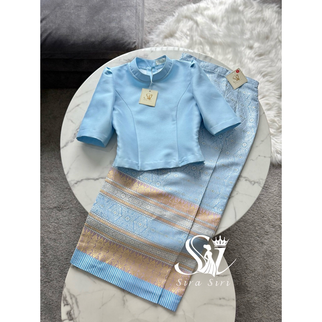 Sira Siri ชุดวันแม่สีฟ้า ชุดไทยสีฟ้า ชุดไทยบรมพิมาน เสื้อผ้าไหมอิตาลี สีฟ้า แขน3ส่วน คอจีน ผ้าถุงสำเร็จรูป ทอลายสวยๆ