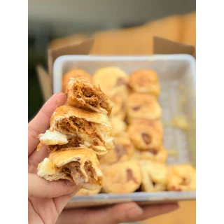 ขนมปังตะมุตะมิ ไส้หมูหยองน้ำสลัด 1 กล่อง บรรจุ 20 ชิ้น