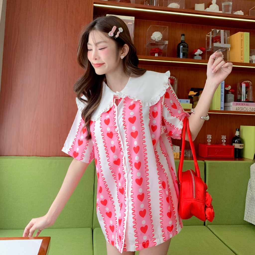 S15 เสื้อคอบัวปกขาว ลายน่ารักคูลๆ สายคาเฟ่ Free size หน้าผ้า46“