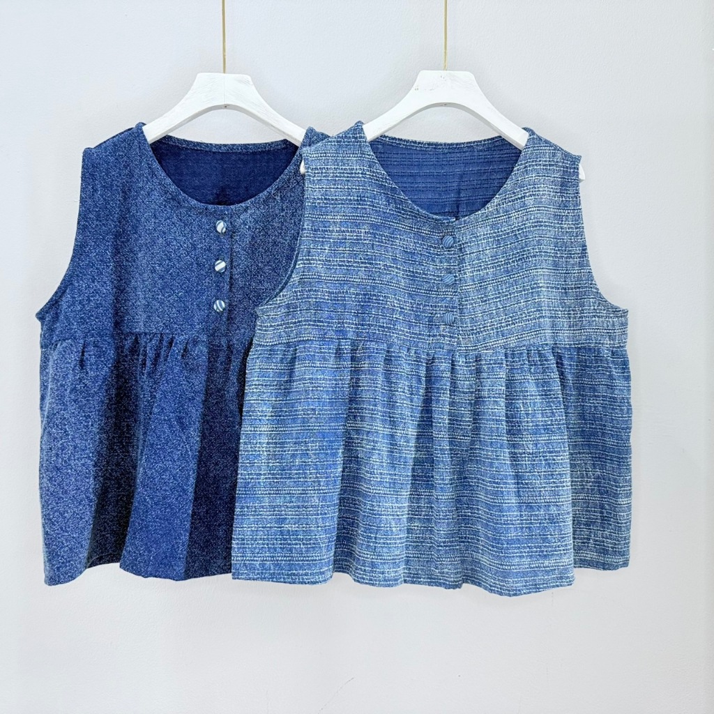 เสื้อแขนกุด เสื้อระบาย เสื้อผ้าฝ้าย 100%  ทอลายในตัว สีม่อฮ่อม ทำหินขัด(Stone Wash)ผ้านุ่มมากใส่สบาย