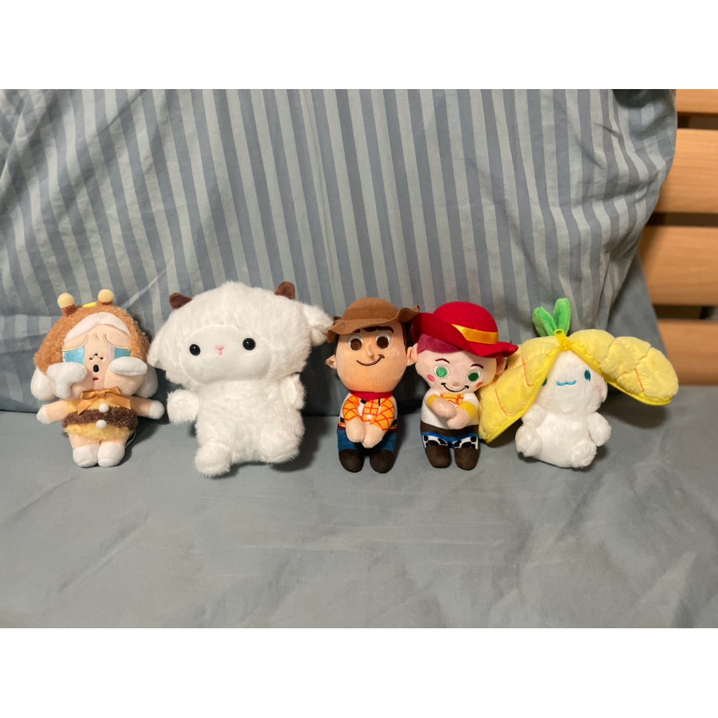 [พร้อมส่ง] พวงกุญแจตู้คีบ crybabyผึ้ง / Woody/ คาวเกิร์ล/ สัปปะรด / ตุ๊กตาแกะ