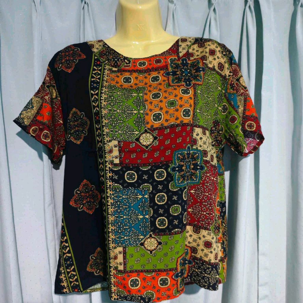 เสื้อคอกลมผ้าสปันจ์ สีสดใส  สไตล์คลาสสิก  เนื้อผ้านุ่ม สวมใส่สบาย ไม่ร้อนค่ะ  เหมาะกับทุกฤดู  ถ่ายวีดีโอขณะเปิดสินค้าค่ะ