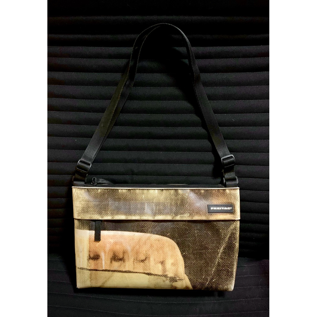 พร้อมส่ง - Freitag F533 Lou ลาย 🍺 Estrella ผ้าหน้า ด้านหลังเลข 1876 / มี Tag สภาพดี ของแท้ 100% +แถม